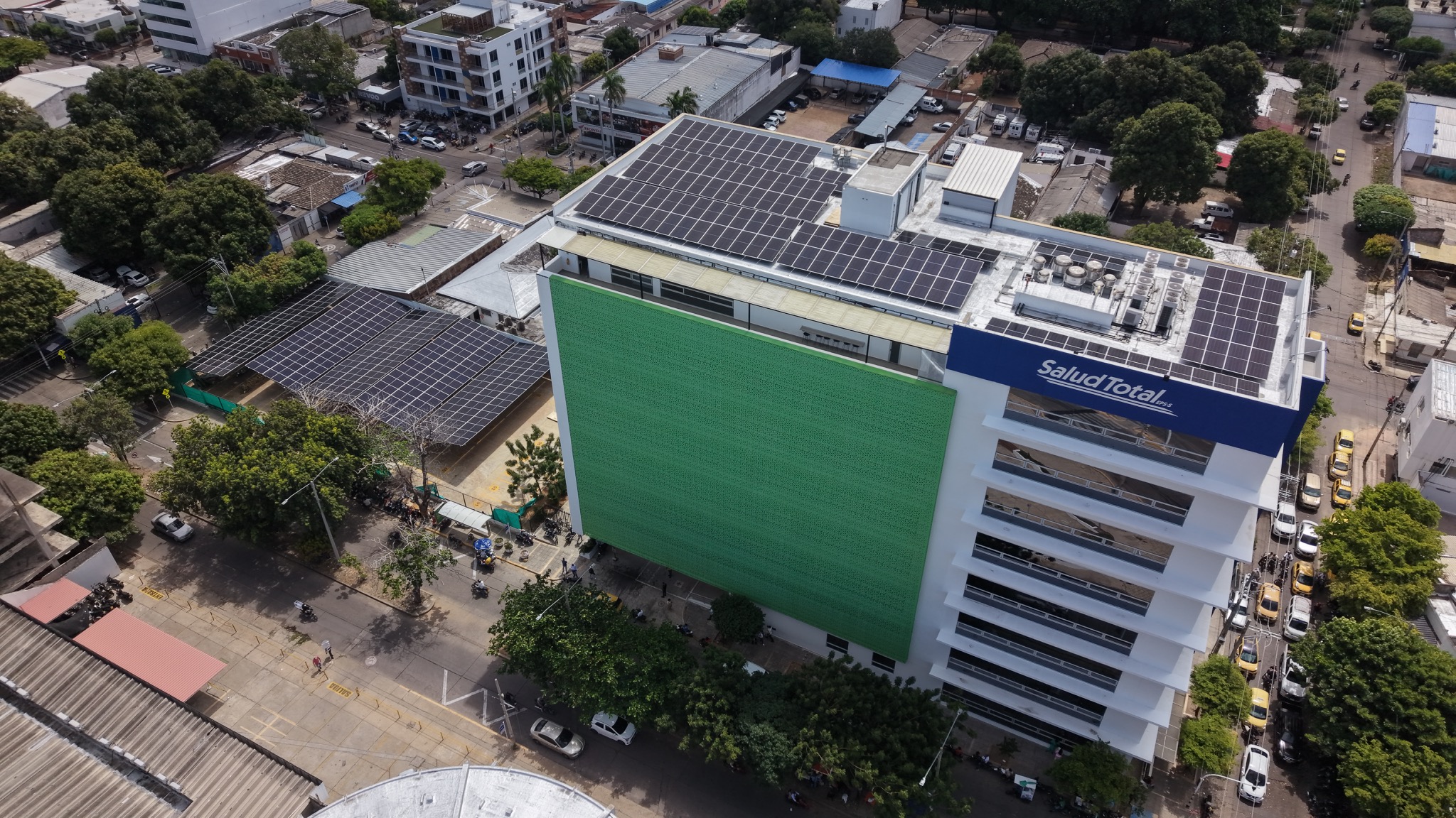 Vista aérea de paneles solares del proyecto Virrey Solís en el edificio de Salud Total