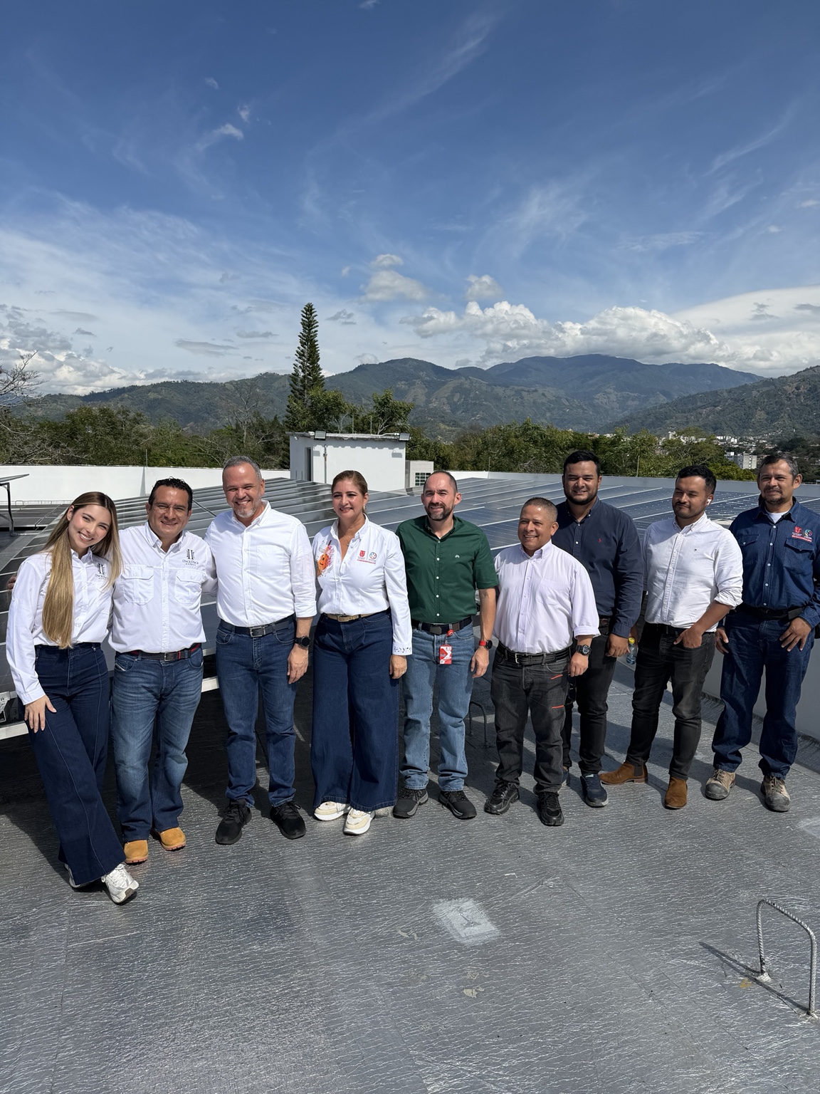 Equipo de 11:11 durante una visita a una instalación solar