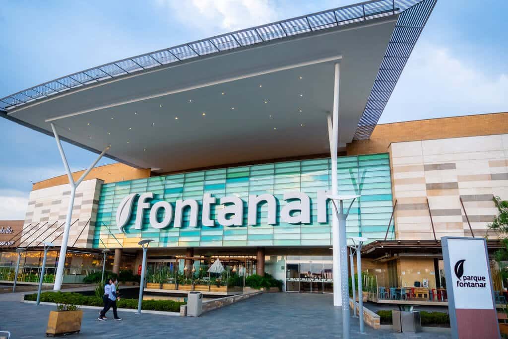 Fachada del Centro Comercial Fontanar en la vía Chía–Cajicá