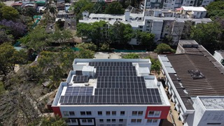 Vista aérea del sistema de paneles solares instalado en la Universidad del Tolima